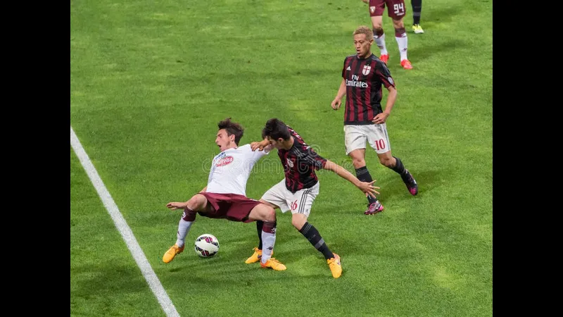Cầu thủ AC Milan chiến đấu gay cấn để giữ bóng trước sự áp đảo từ Torino